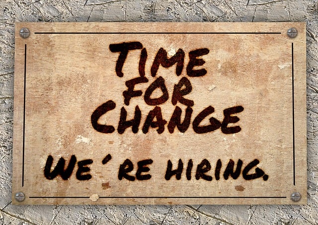 Schild: "Time for change. We're hiring."